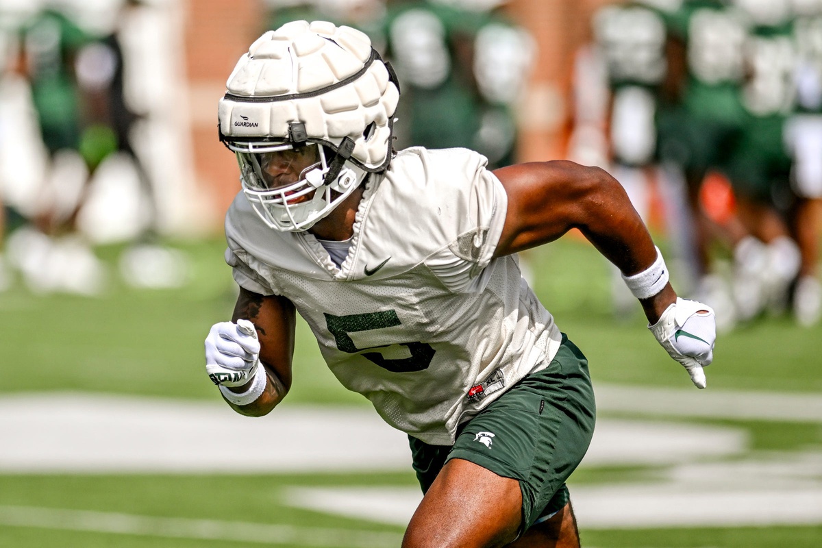 Jordan Hall runs through a drill at Michigan State football fall practice.