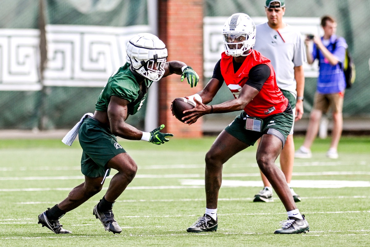 Michigan State football QB1 Aidan Chiles hands off to Nate Carter.