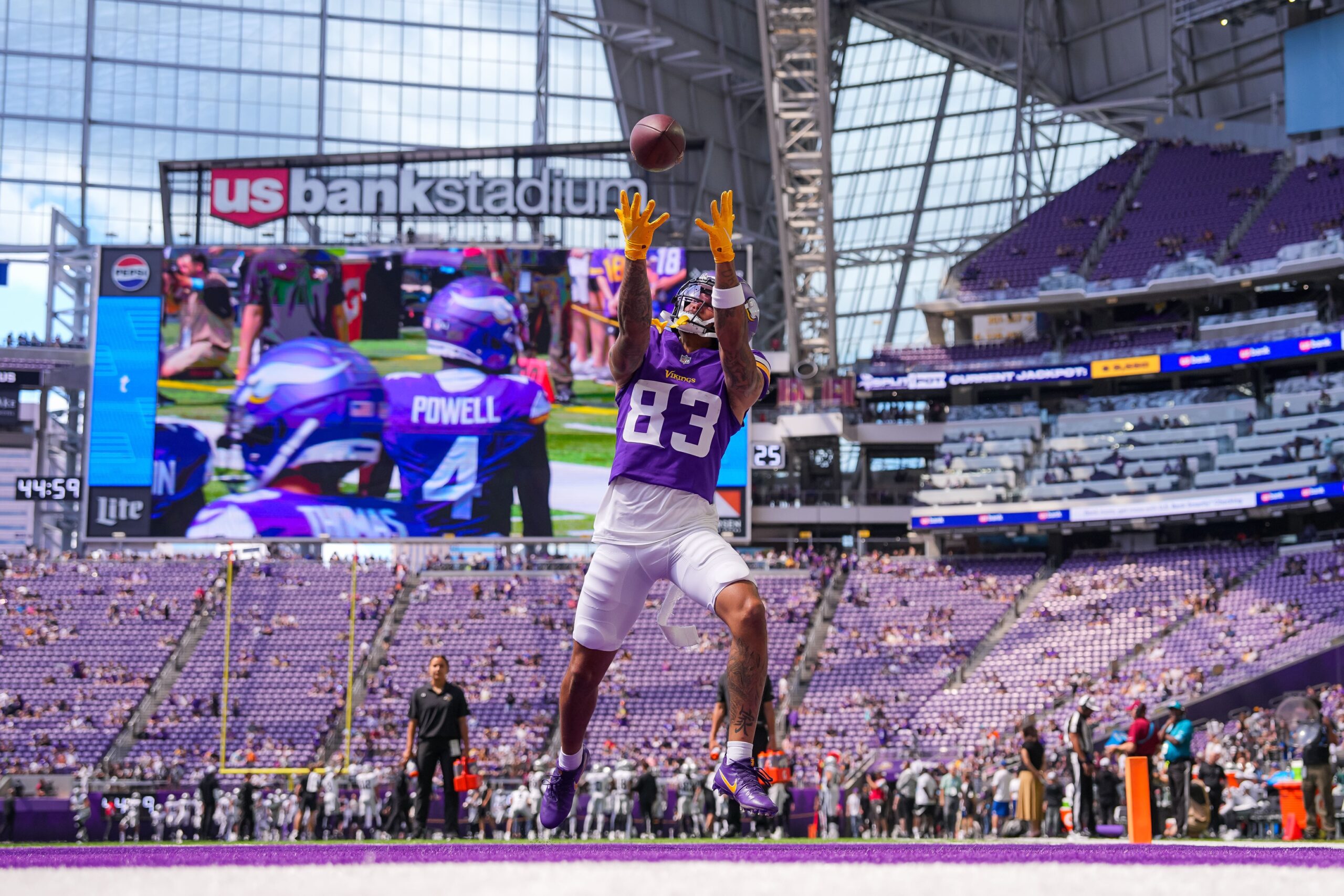 Former Michigan State football receiver Jalen Nailor catches a pass in Vikings warmups.