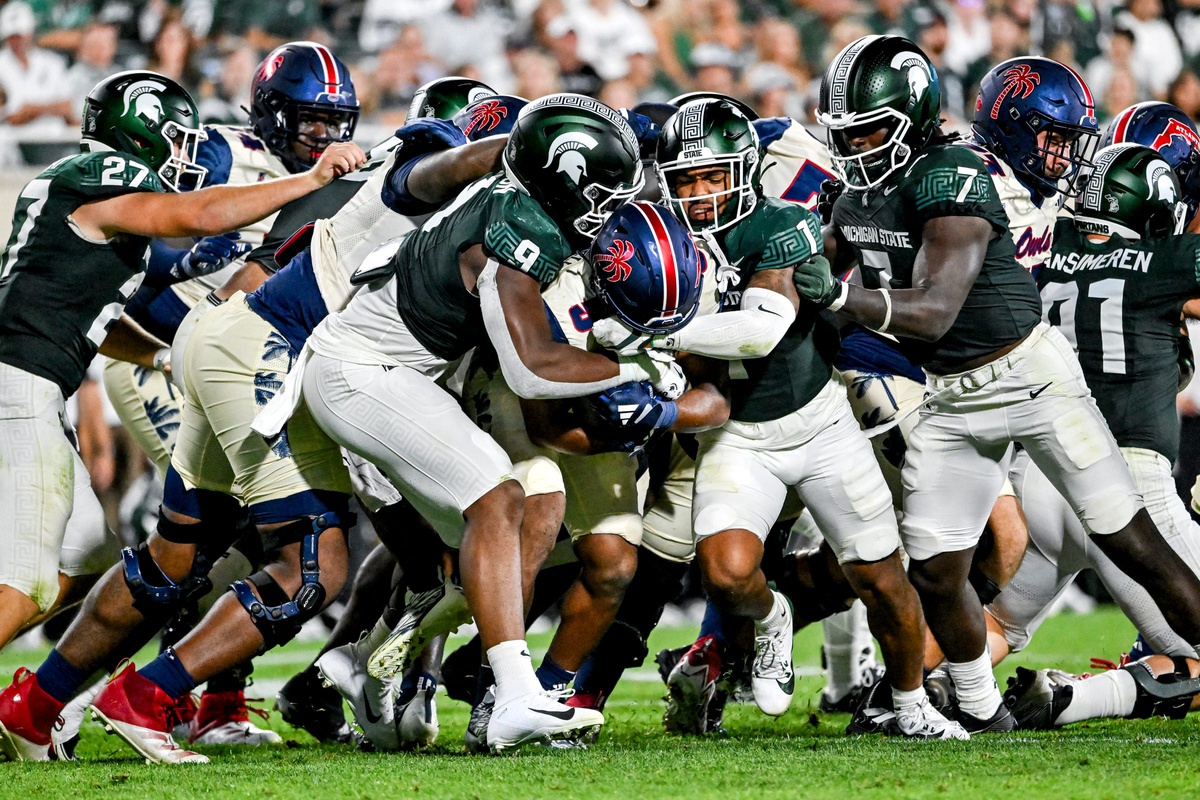 Michigan State football defense stops FAU.