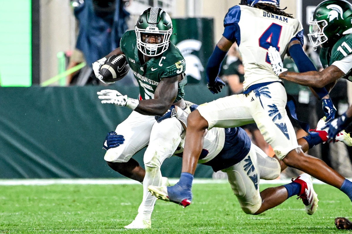 Michigan State football running back Nate Carter runs vs. FAU