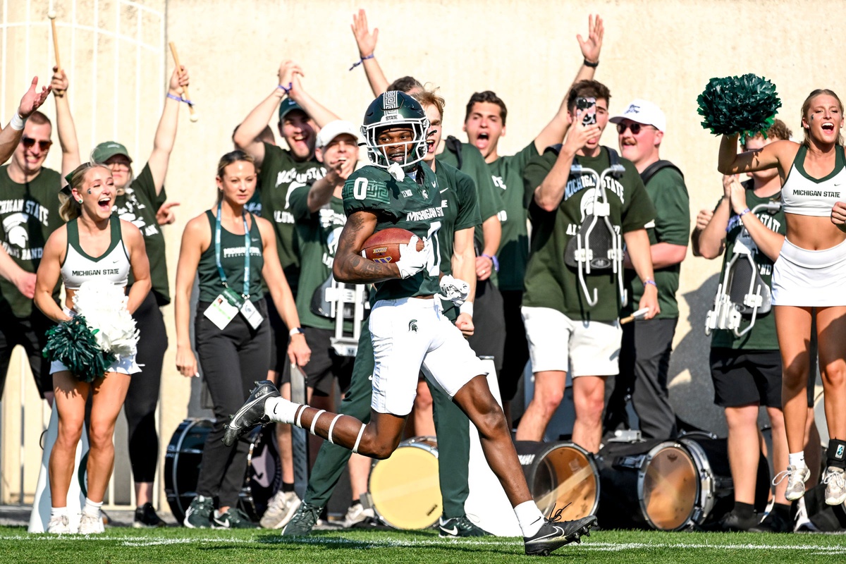 Michigan State football cornerback Charles Brantley scores a TD.