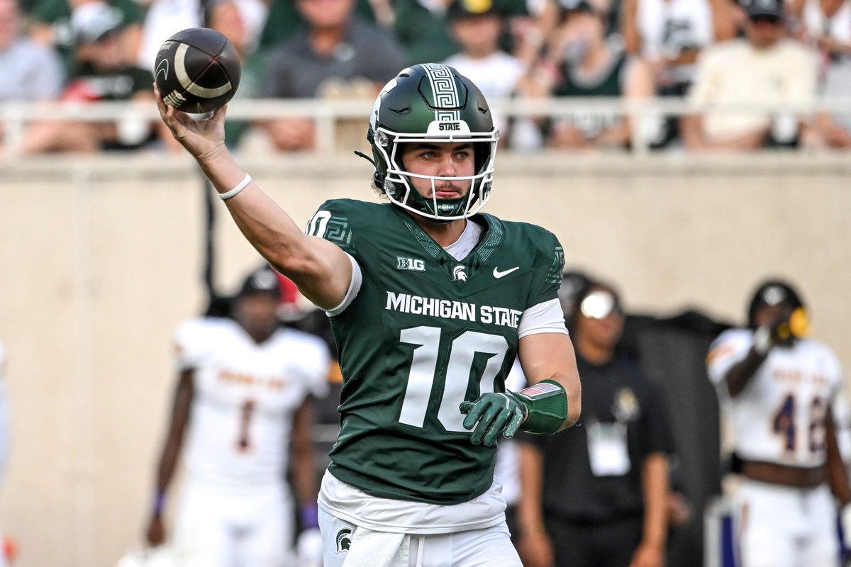 Michigan State football QB2 Tommy Schuster passes the ball vs. Prairie View A&M.