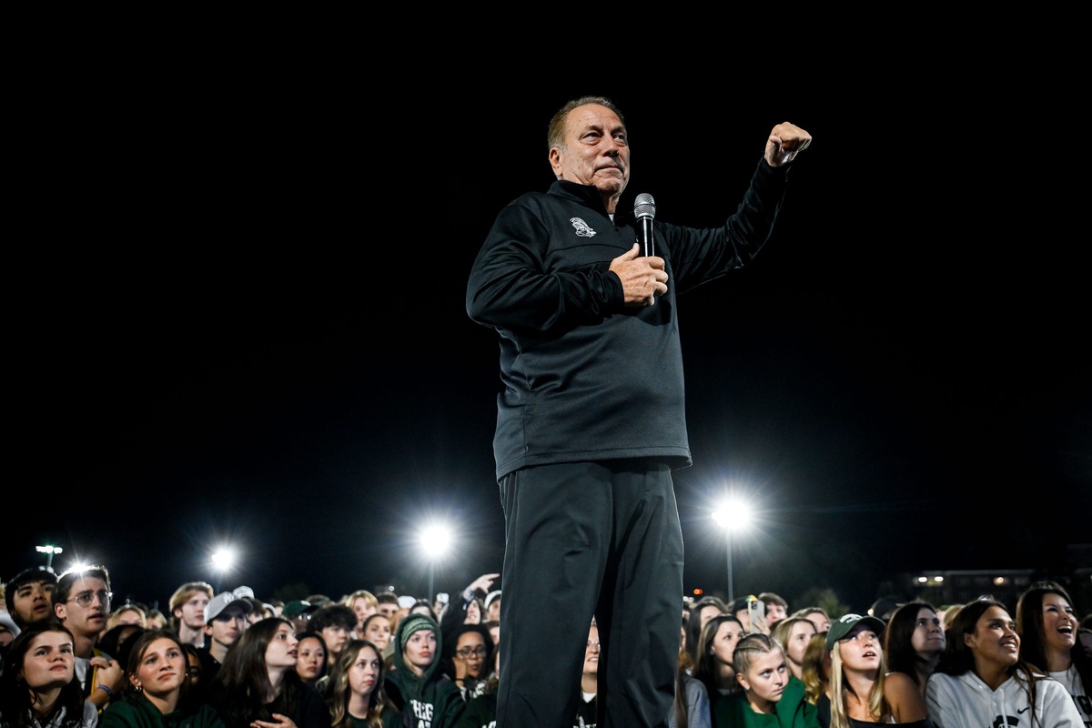 Tom Izzo speaks to the Izzone Campout crowd.